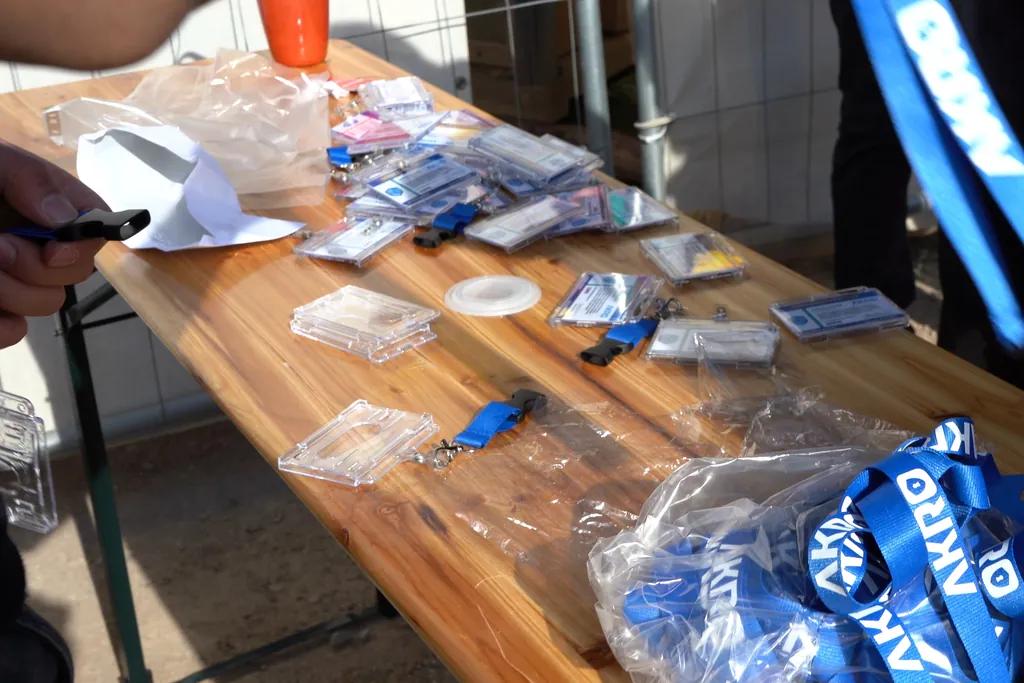 Ausweishüllen und Lanyards mit AKRO-Aufdruck auf einem Tisch vor dem Einsatz