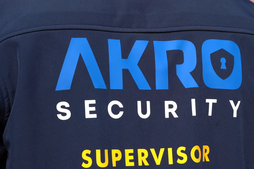 Detailaufnahme einer AKRO-Security-Jacke mit Logo und dem Schriftzug „Supervisor“