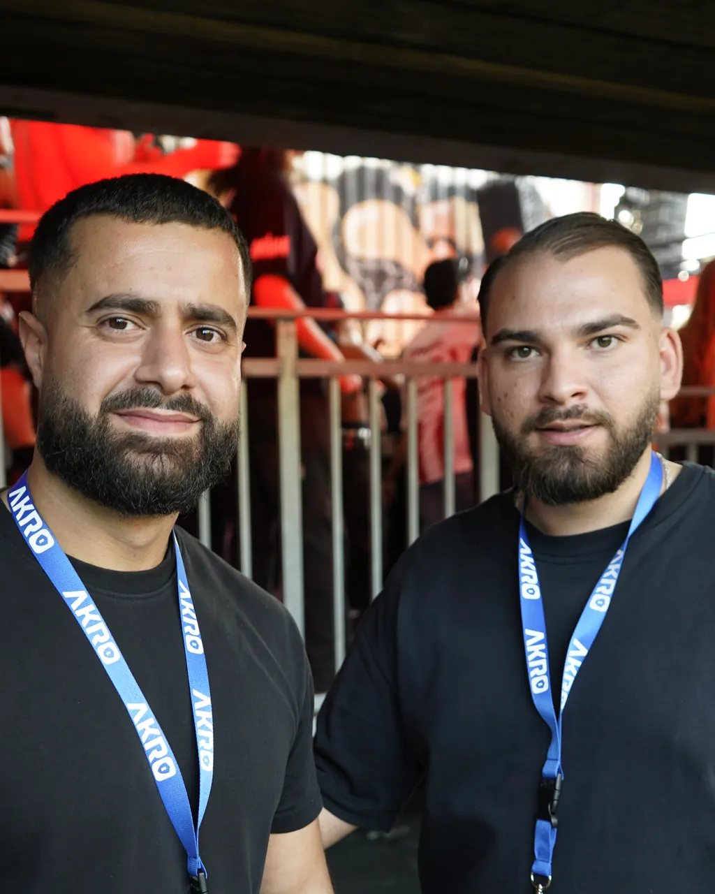 Zwei Mitarbeiter von AKRO Security mit AKRO-Lanyards bei einer Veranstaltung